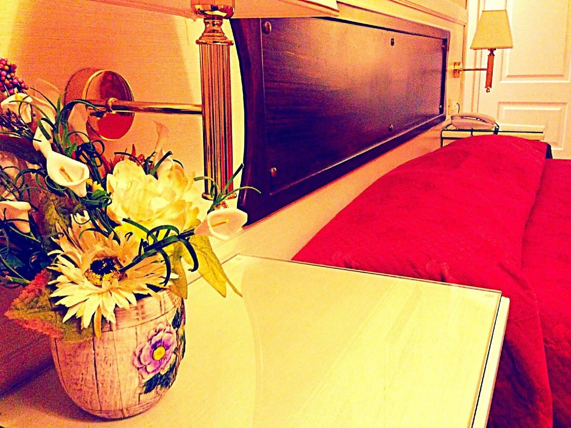 Residenza Domiziano Bed & Breakfast Rome Bagian luar foto
